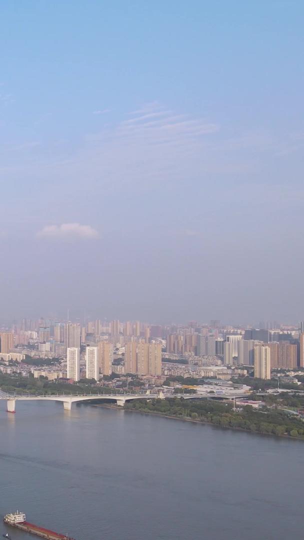 航拍城市蓝天白云江景色素材视频的预览图