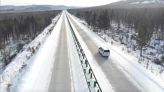 4k航拍雪地高速飞驰的汽车视频的预览图