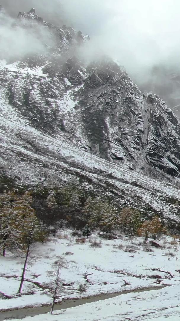阿坝州旅游景区毕棚沟景区燕子岩视频视频的预览图