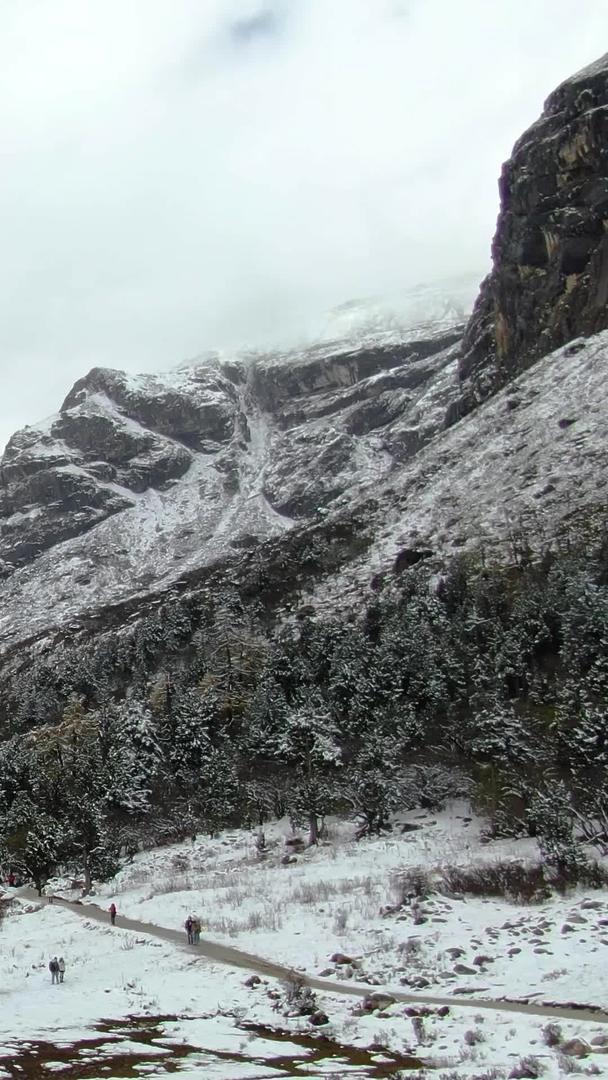 阿坝州旅游景区毕棚沟景区燕子岩视频视频的预览图