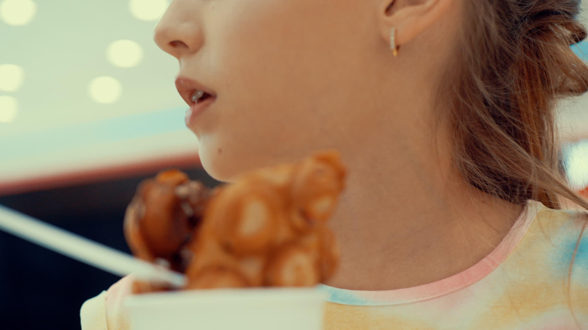 女孩在咖啡馆吃冰淇淋视频的预览图
