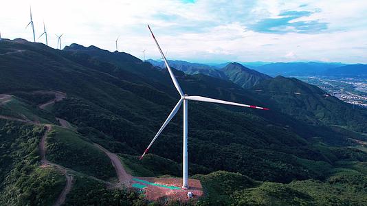 山上的风力发电场风力发电大风车视频的预览图