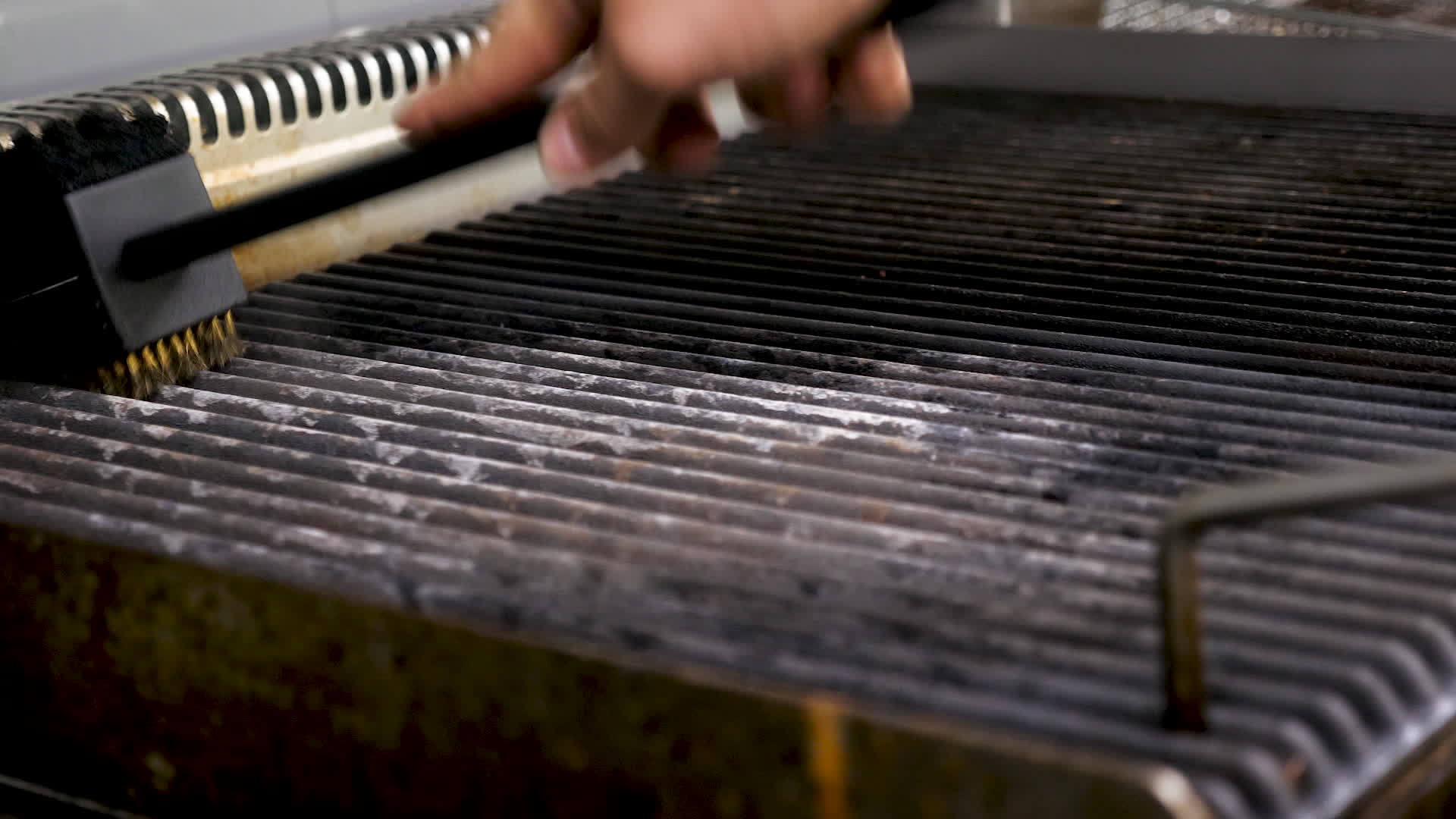 清洁现代餐厅厨房的烧烤炉视频的预览图