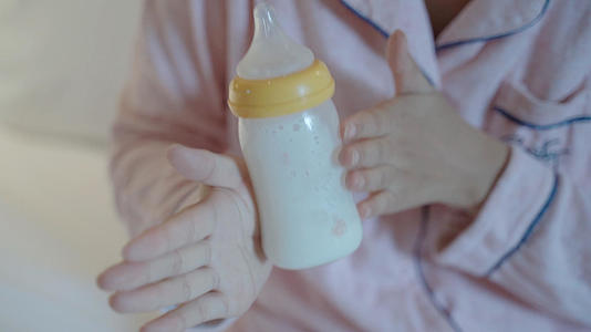 4k升格妈妈给宝宝冲泡奶粉视频的预览图