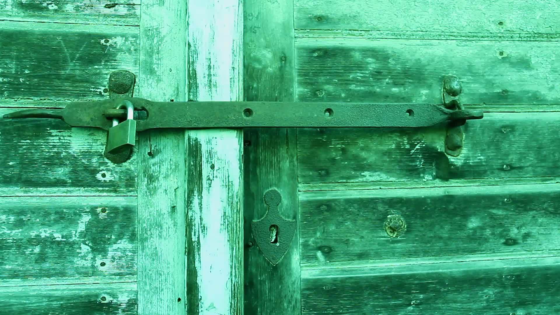 旧的和锁着生锈的木门视频的预览图