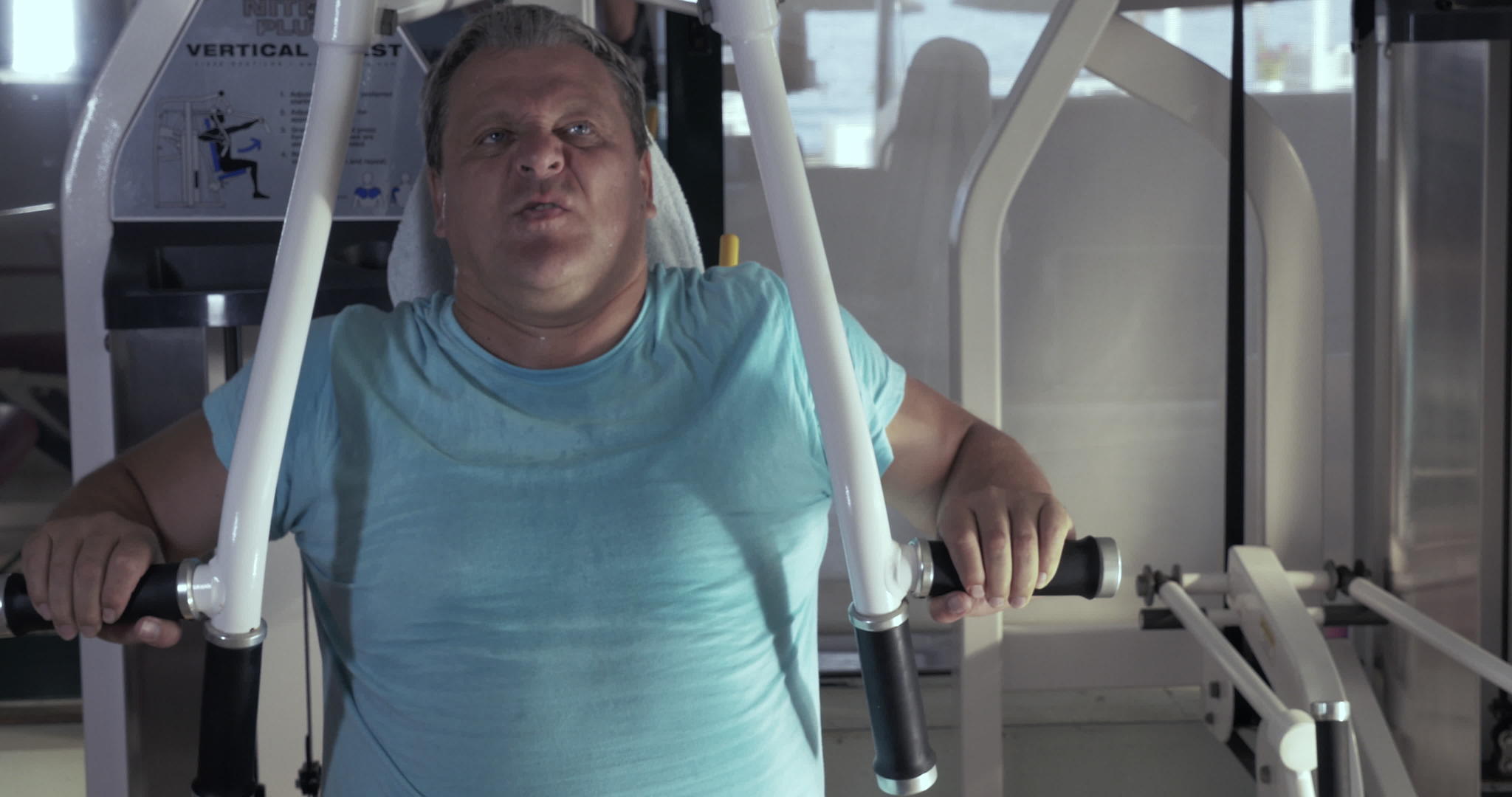 健身房的成年男子锻炼胸部视频的预览图
