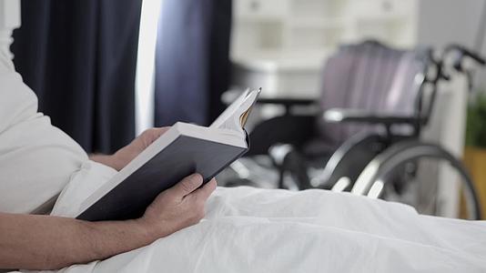 老年残疾人在医院床上看书视频的预览图