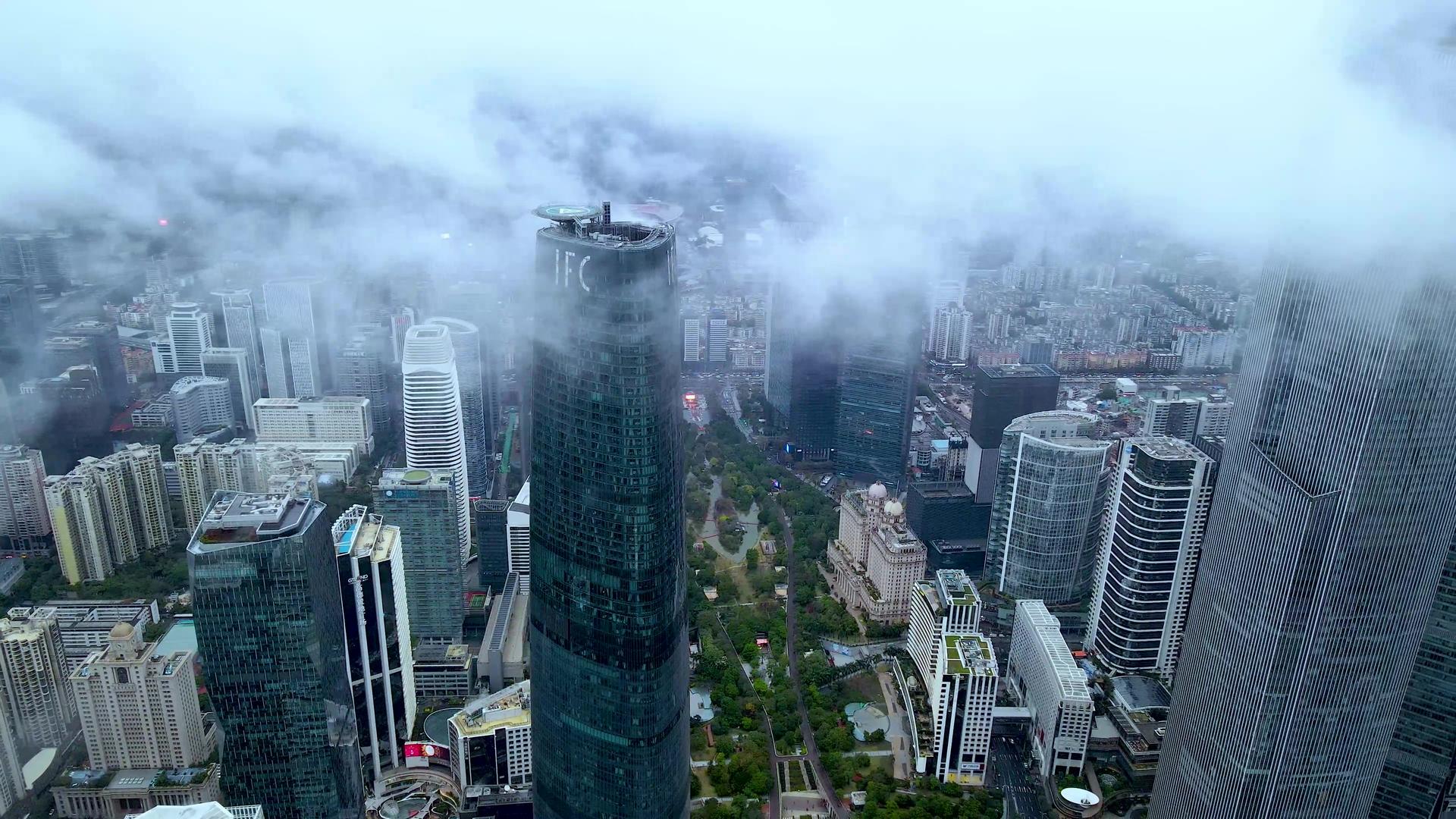 广州航拍云海中的IFC大厦视频的预览图
