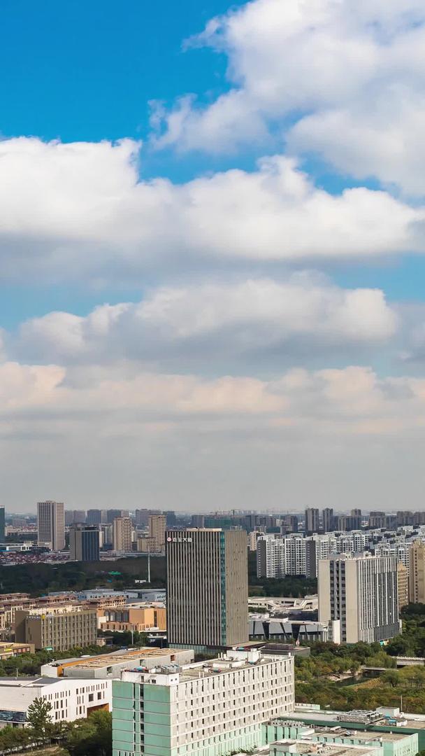 蓝天白云下城市风光延时视频视频的预览图