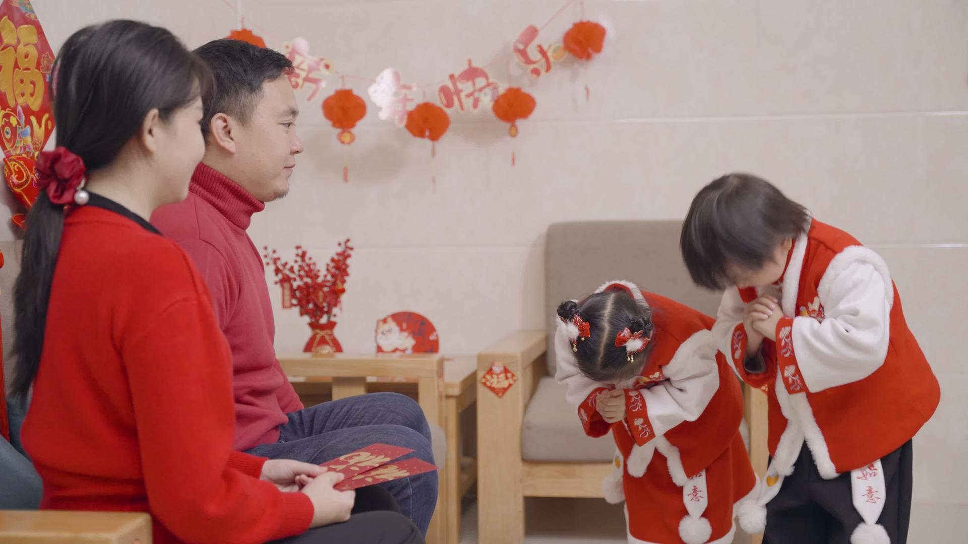 新年春节儿童拜年领压岁钱红包视频的预览图