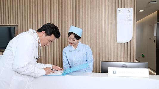 医生在护士台签字视频的预览图