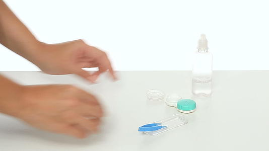 隐形眼镜护理隐形眼镜清洁和消毒视频的预览图