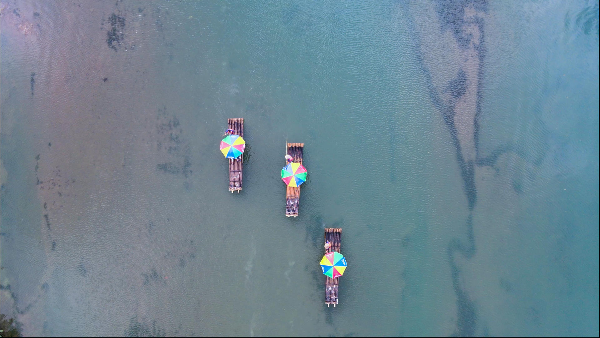 4k高清航拍遇龙河的竹排漂流风光视频的预览图