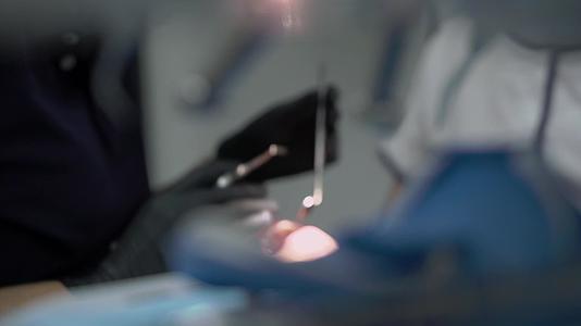 牙医女性专业医生在诊所为女性患者治疗牙齿视频的预览图