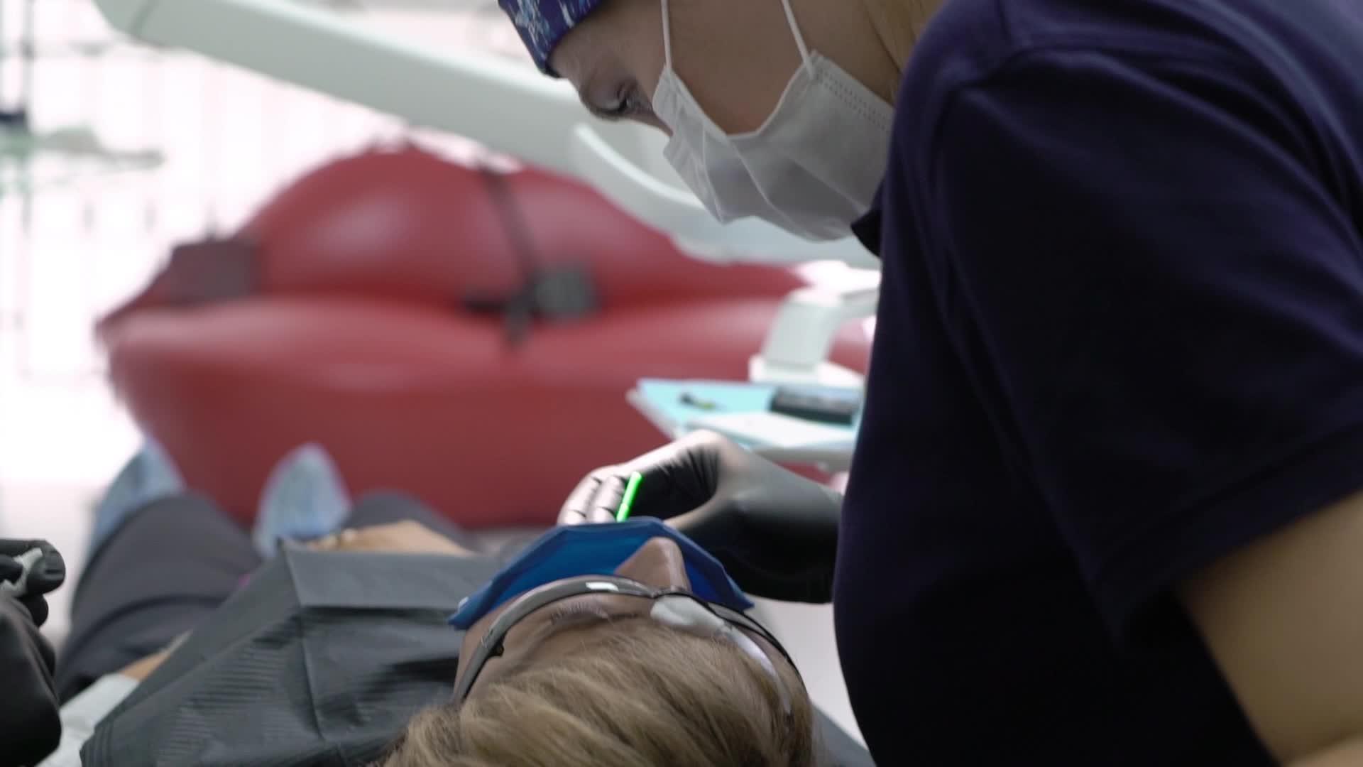 牙医在诊所为女性患者治疗牙齿视频的预览图