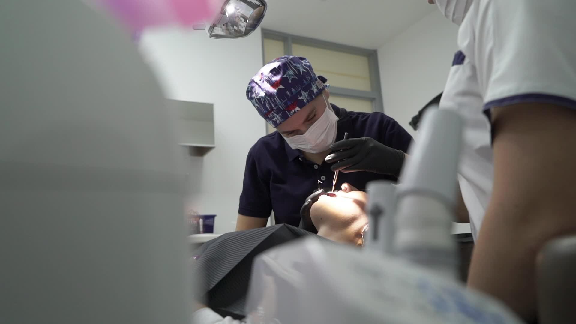 在诊所为女性患者治疗牙齿的牙医女性专业医生包括：视频的预览图