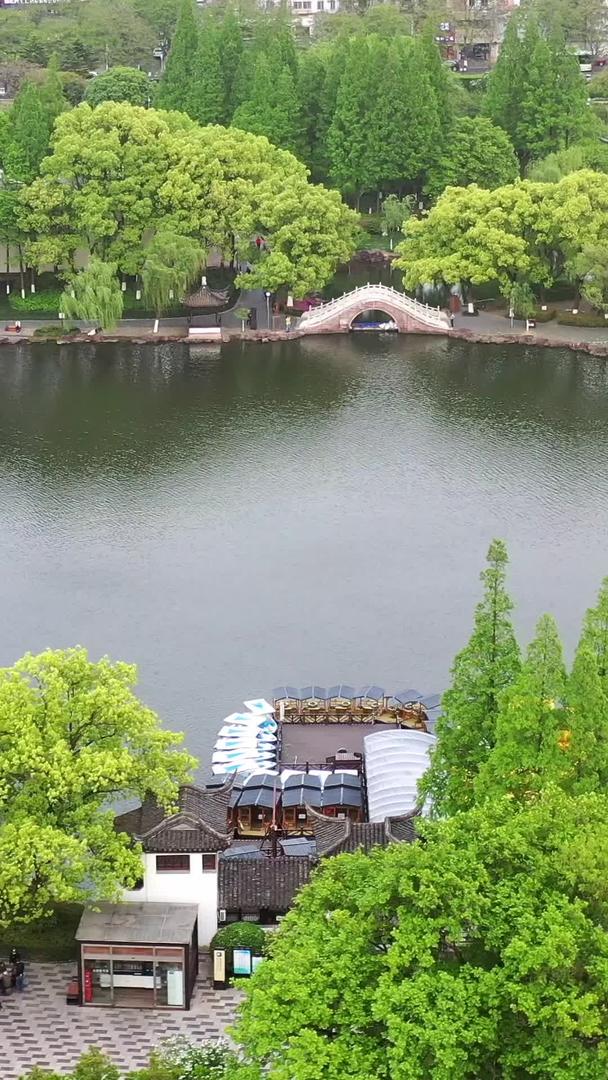 宁波月湖5A景区风光航拍视频视频的预览图