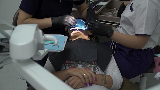 在诊所为女性患者治疗牙齿的牙医女性专业医生包括：视频的预览图