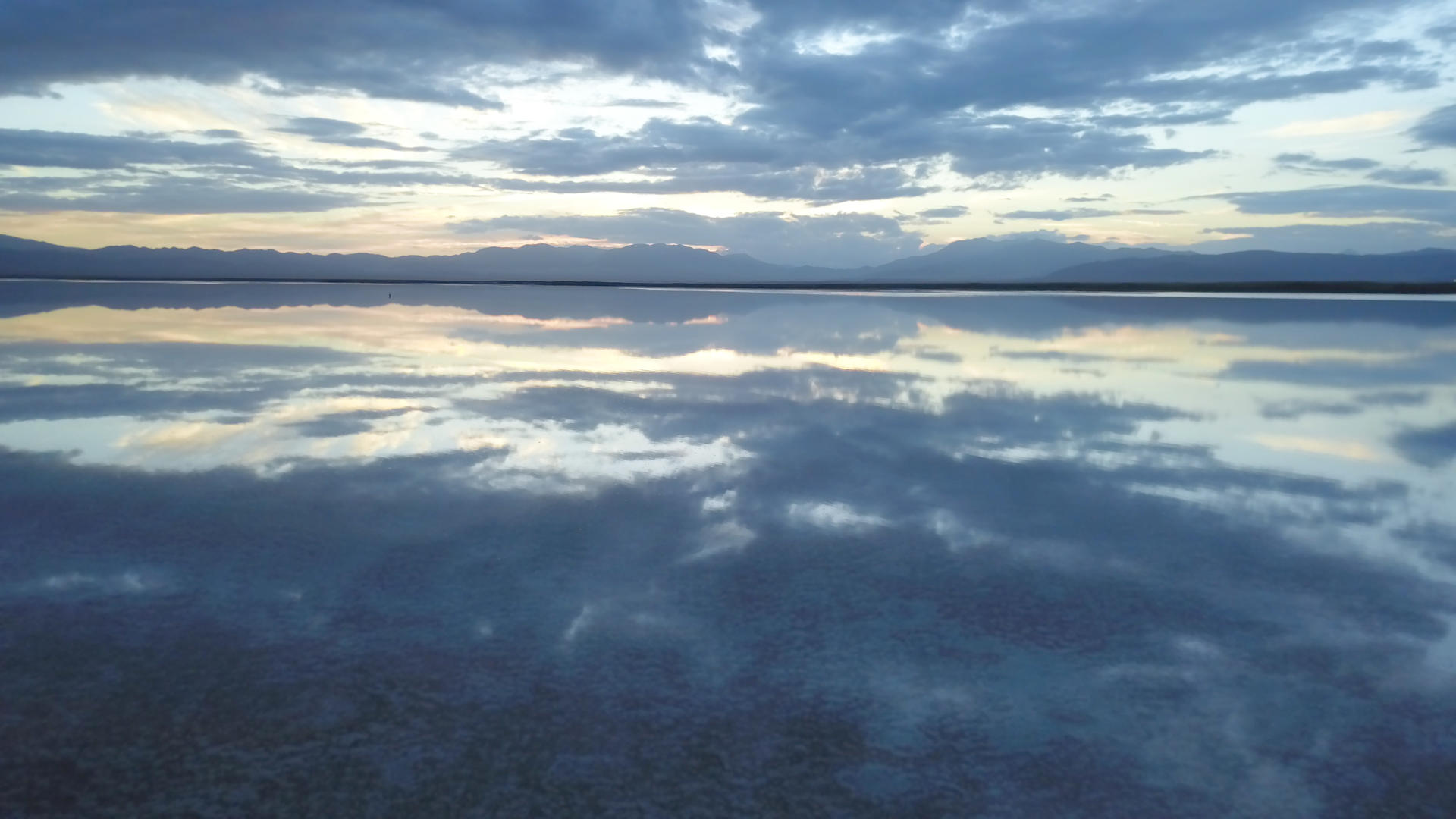 茶卡盐湖日出实拍视频的预览图