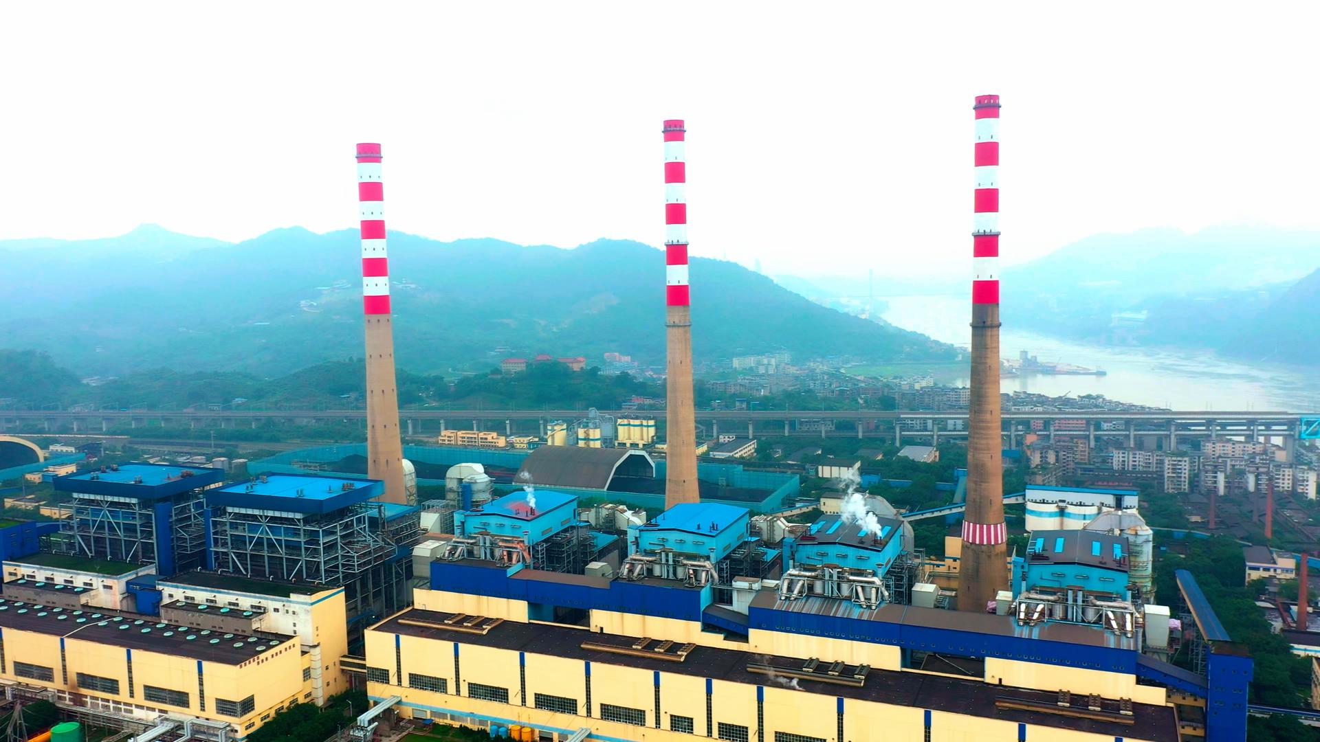 4K实拍坐落在江边的火力发电厂烟囱视频素材视频的预览图