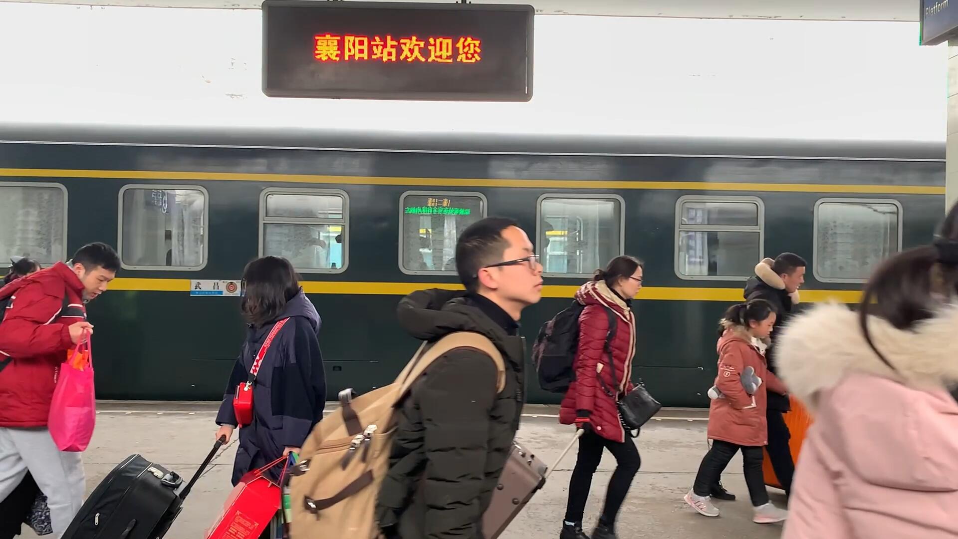 襄阳火车站乘客人流升格慢镜头视频视频的预览图