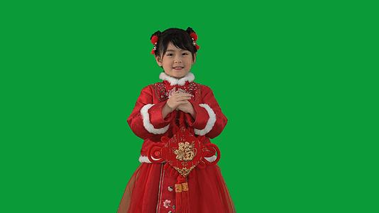 4K绿幕穿中装汉服的小女孩提着福字拜年（含音频）视频的预览图