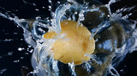 升格土豆入水马铃薯入水视频的预览图