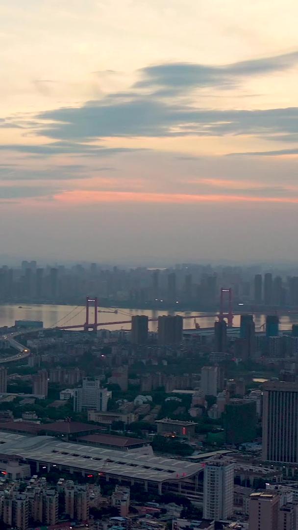 城市景观和城市景观的航拍晚霞天气视频的预览图
