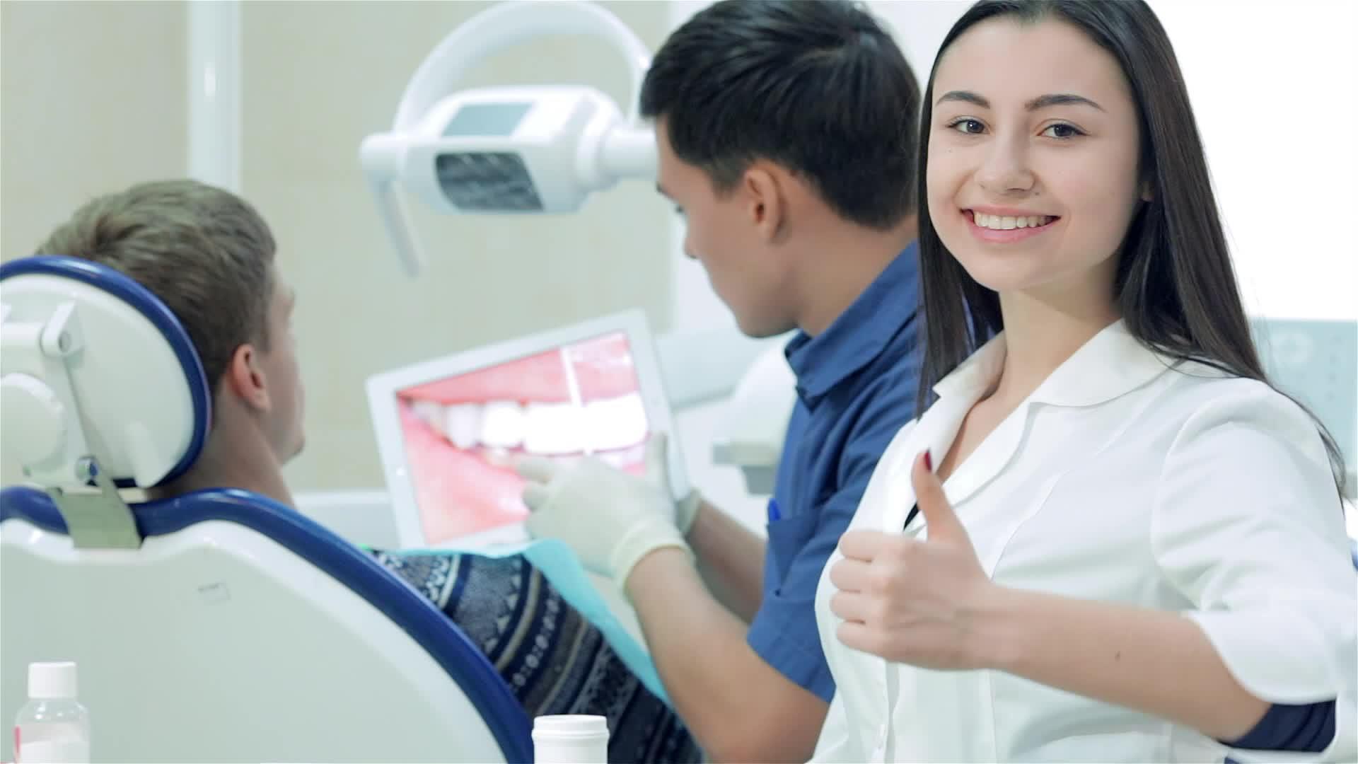 牙医的白牙平板图像显示一名患者视频的预览图