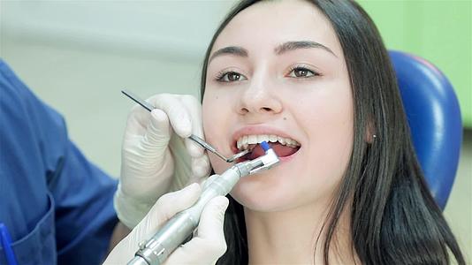 牙医完成了女性患者的牙齿视频的预览图
