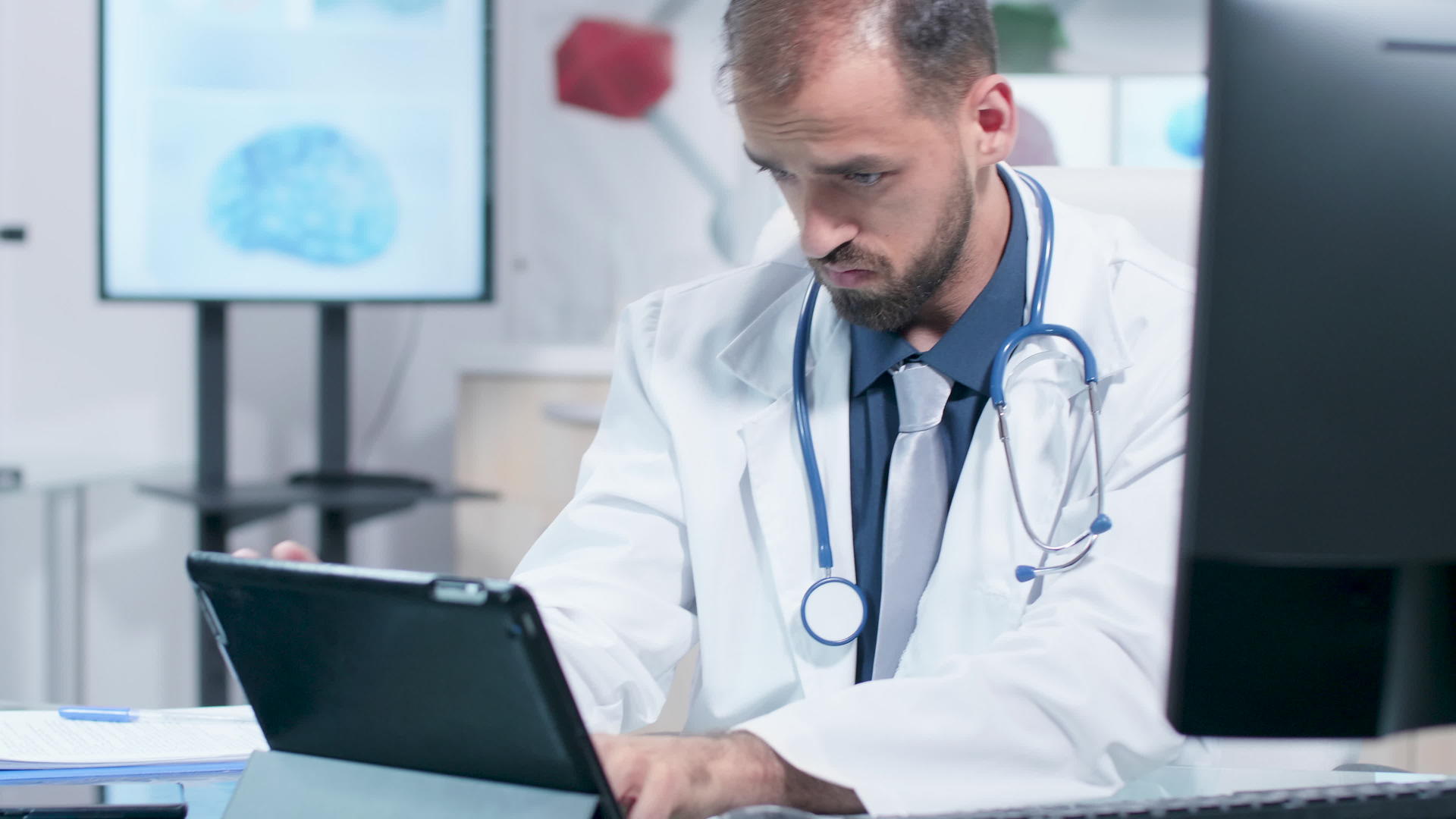 医生看着平板电脑的手持视频视频的预览图