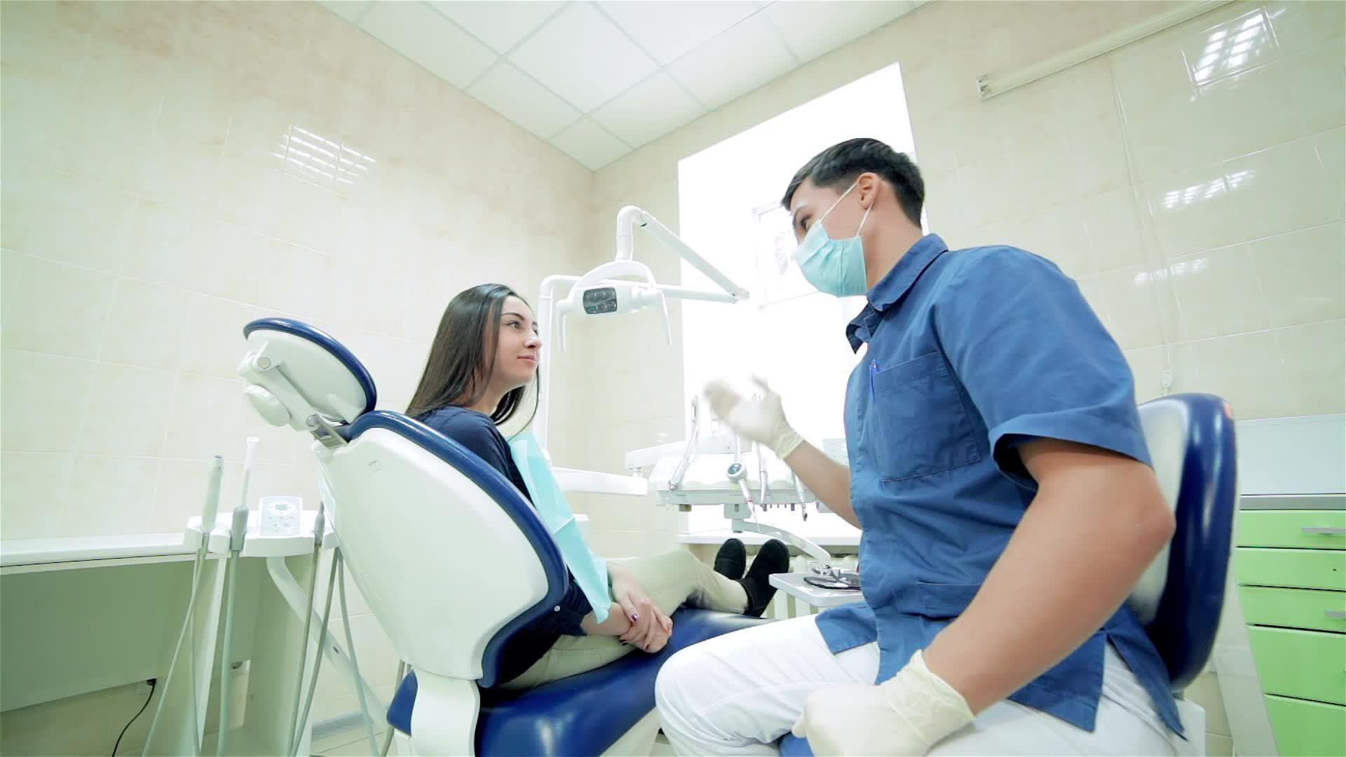 牙医告诉病人视频的预览图