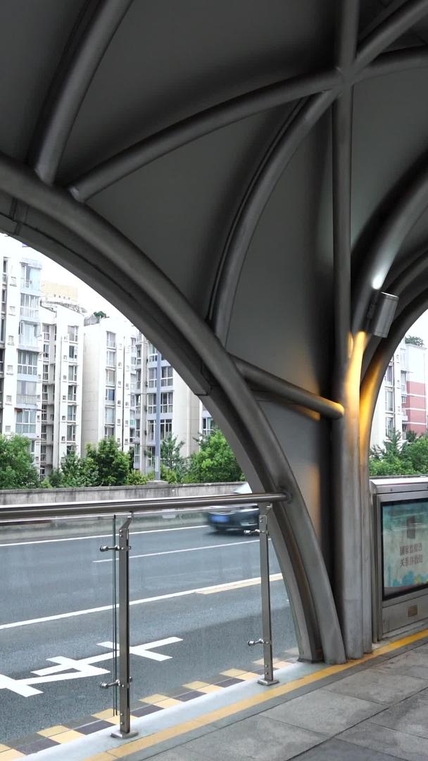 快速快捷的成都BRT公交站实拍素材视频的预览图