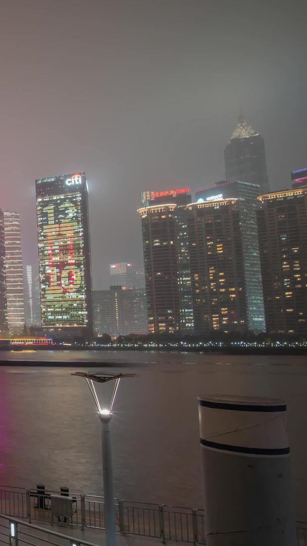 雾天上海外滩黄浦江船只交通夜景延时摄影视频的预览图