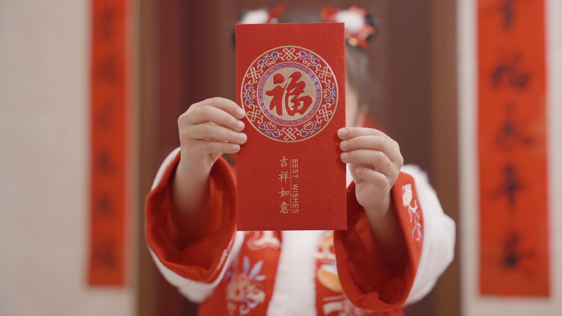 春节女孩微笑着展示红包压岁钱视频的预览图