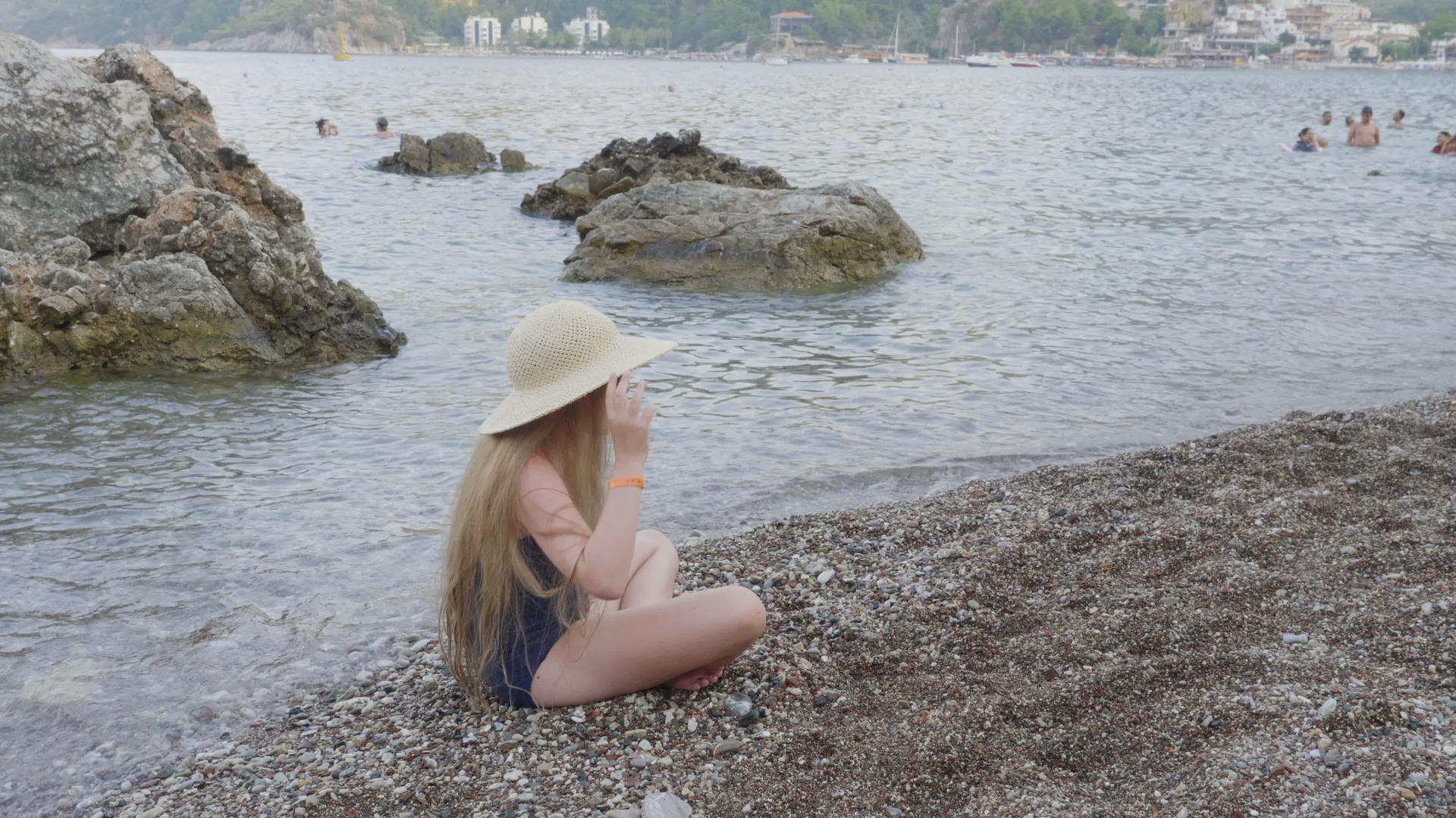 兴奋的女孩坐在海滩上视频的预览图