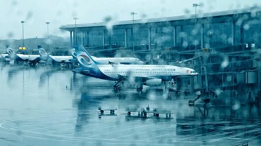 4K通过雨水玻璃窗实拍雨天机场飞机视频素材视频的预览图