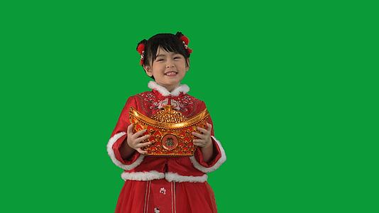 4K绿幕古风小女孩抱着元宝拜年（含音频）视频的预览图