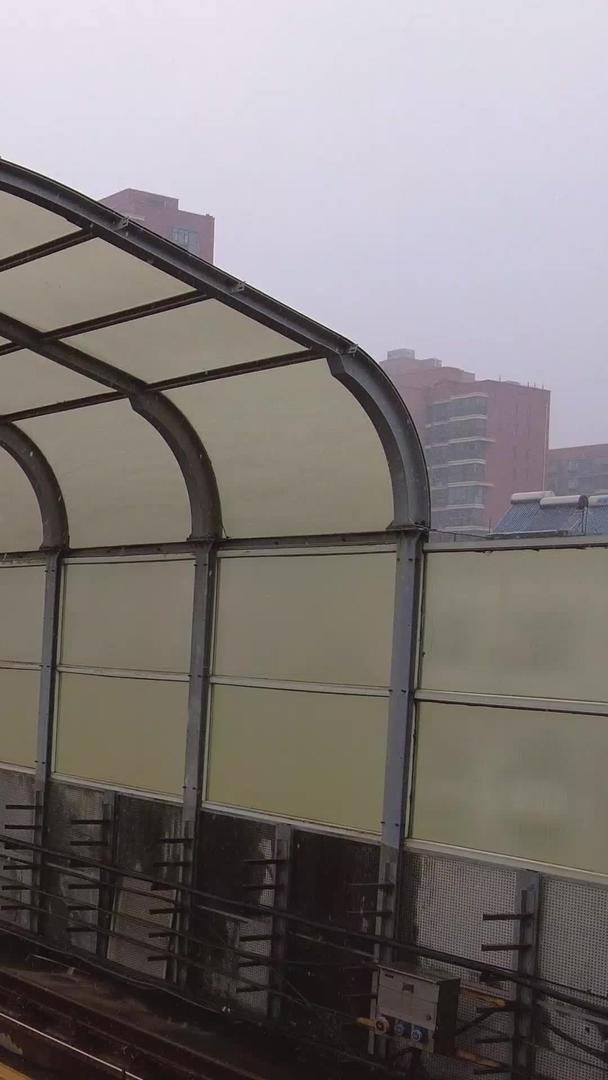 冬季飘雪城市轨道交通进站的列车材料视频的预览图