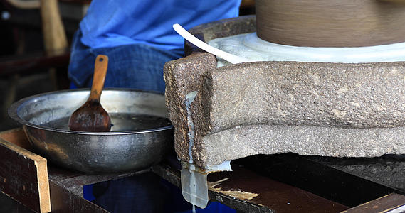 4K拍摄传统美食石磨豆浆制作过程合集视频的预览图