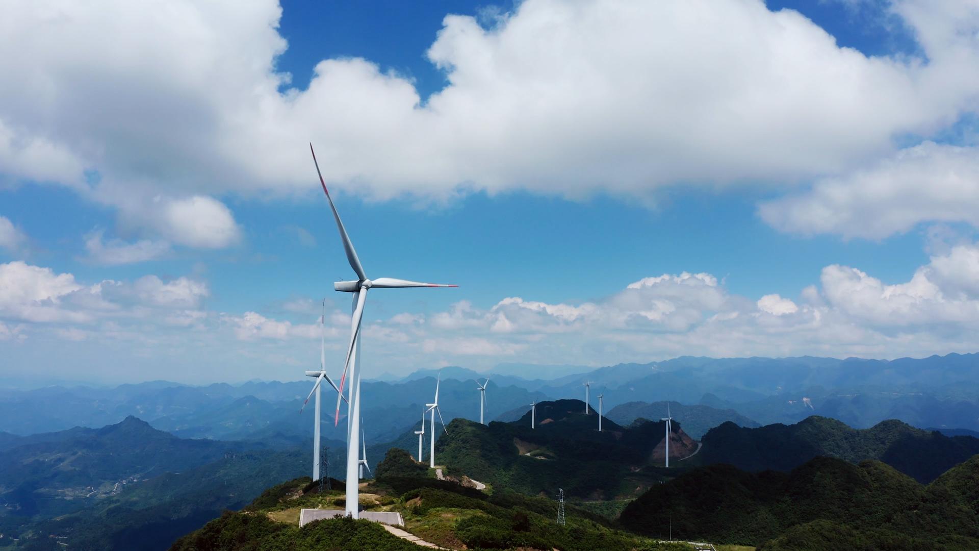 4k航拍山顶风车风力发电能源设备视频的预览图