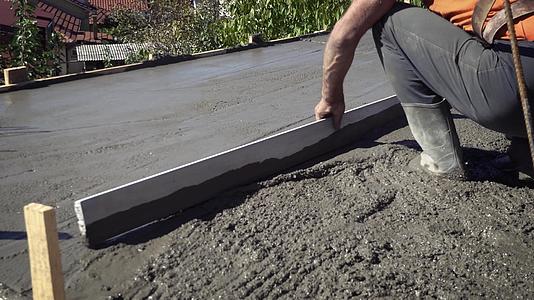 泥工用抹子平整混凝土泥工用手铺混凝土视频的预览图