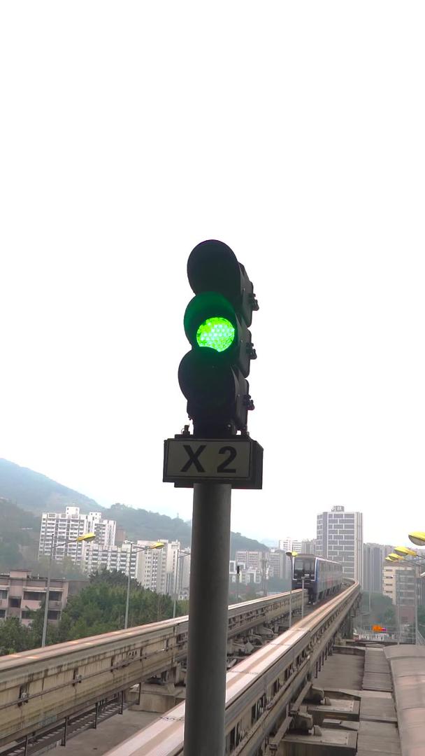 轻轨红绿灯车辆进站出站视频的预览图