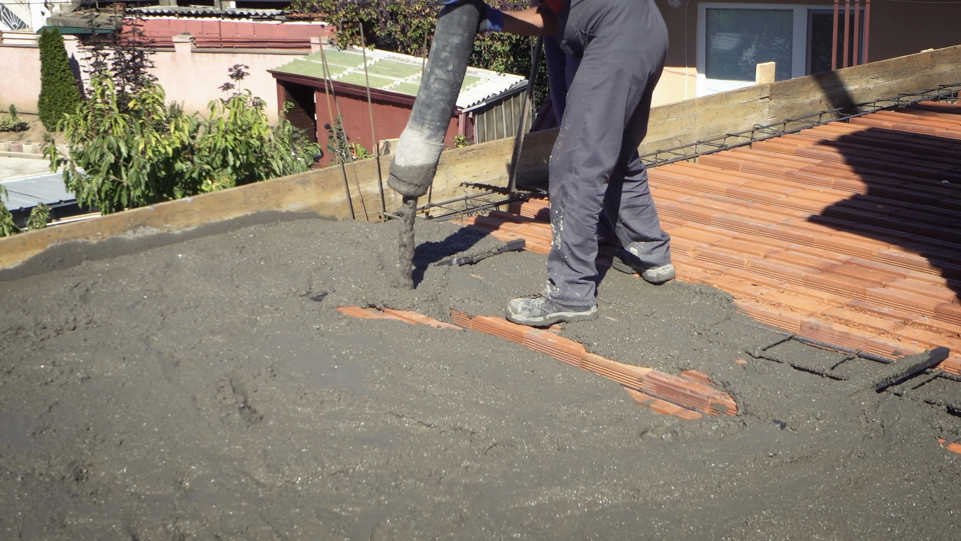 混凝土工人用钢筋压平倒液化混凝土形成坚实的地板视频的预览图