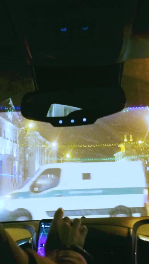 海外节日新年气氛街头霓虹灯车内视角视频的预览图