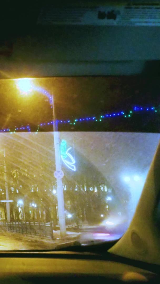 海外节日新年气氛街头霓虹灯车内视角视频的预览图