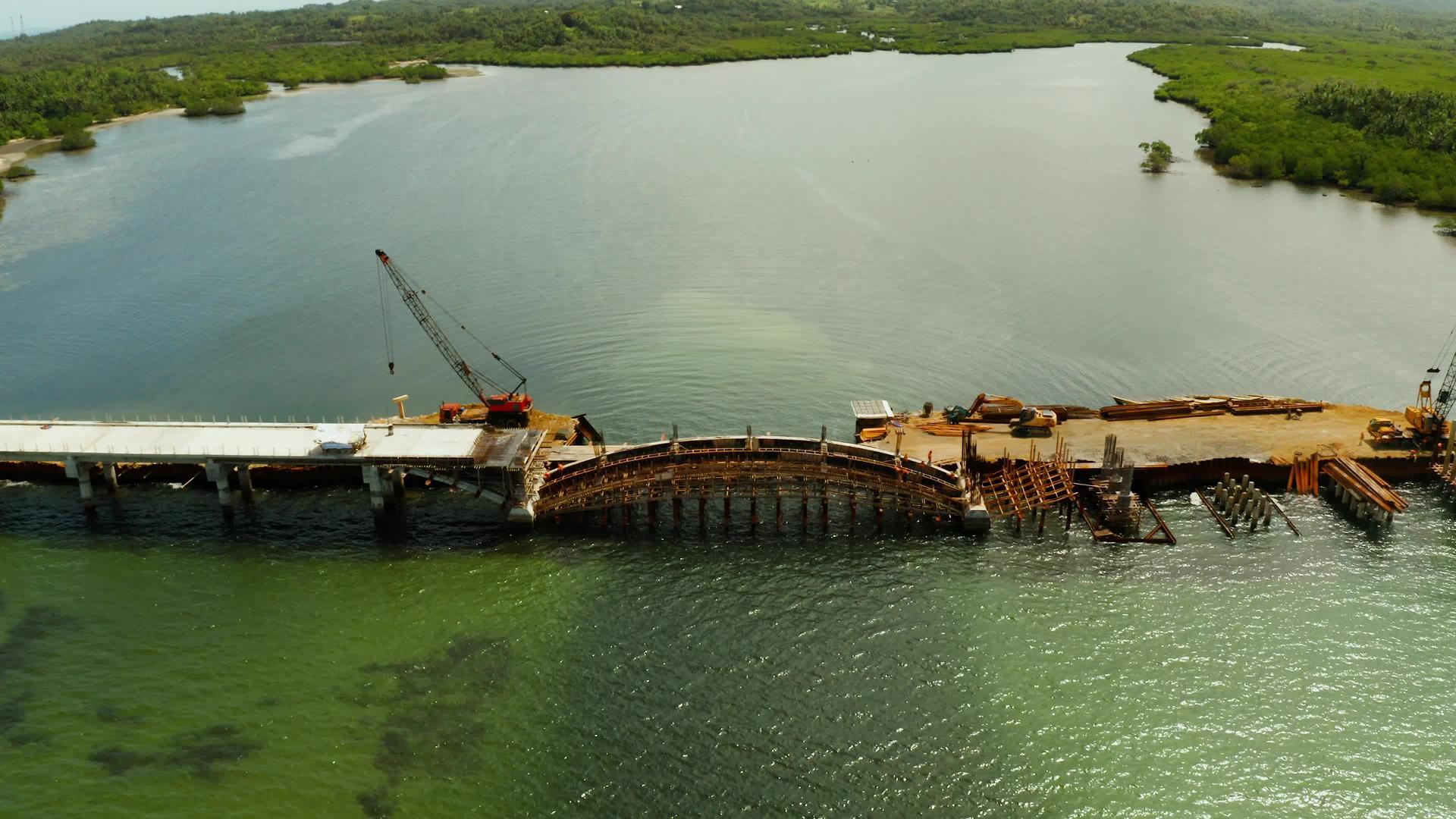 锡亚高岛上正在建造的桥梁视频的预览图