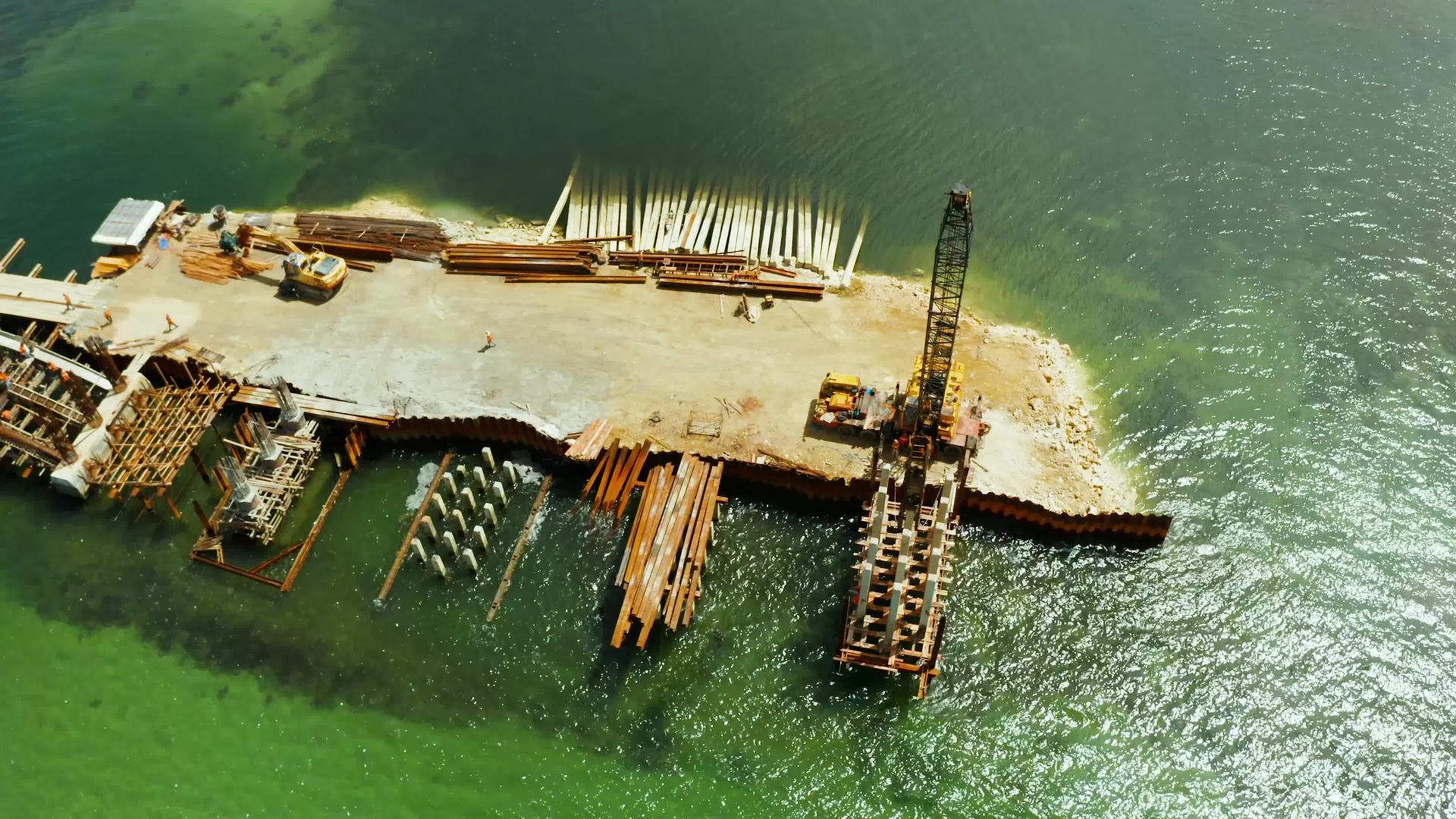 锡亚高岛上正在建造的桥梁视频的预览图