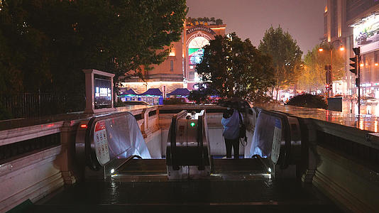 城市雨天夜晚街景赶地铁交通回家的人群4k素材视频的预览图