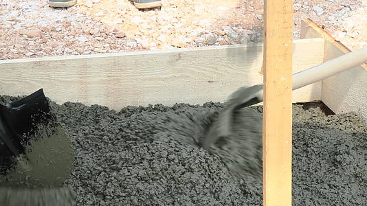 混凝土加工人混合水泥视频的预览图